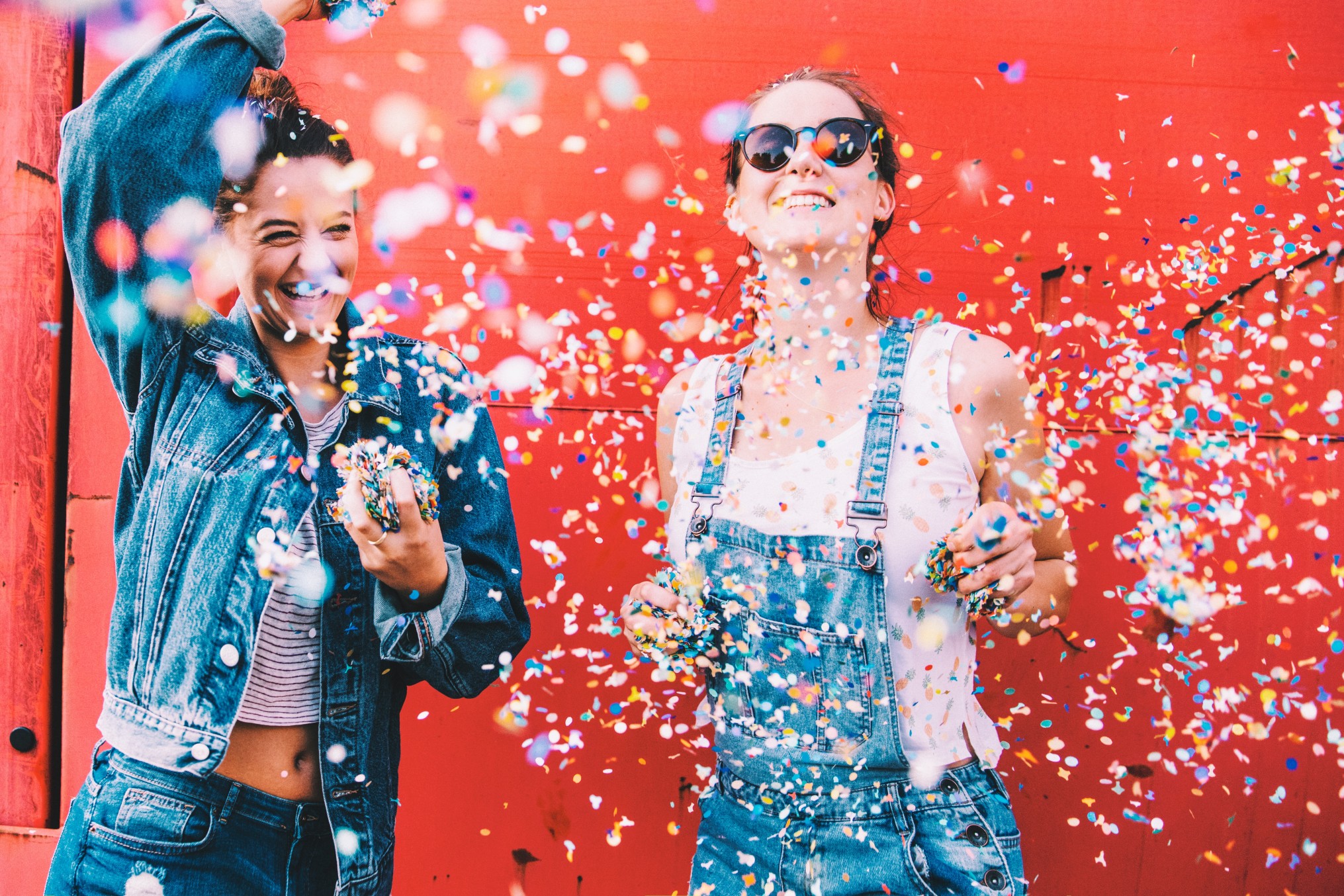red-smiling-party-confetti-colourful-vibrant-friends-happy-celebrate-laughing-girl-friend_t20_mowYd8